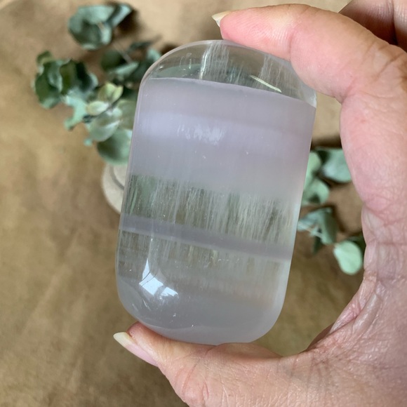 Yttrium Lavender Fluorite Palmstone - Picture 4 of 5